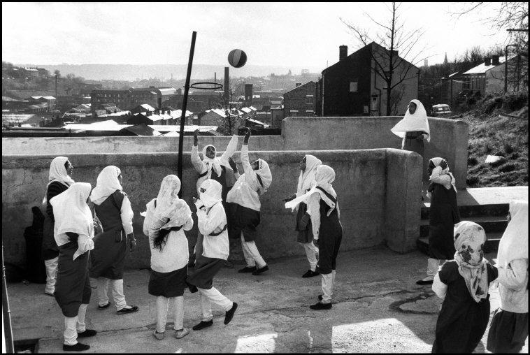 GB. ENGLAND. Yorkshire. Batley. At the Zakaria Muslim Girls High School, funded by the muslim community, girls in hijab (islamic dress) play touchball. 1989.